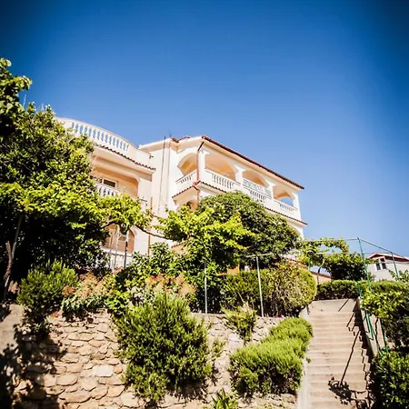 In With Balcony, Air Conditioning, W-lan, Washing Machine לופאר